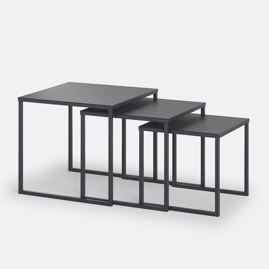 Set Mesas Nido Miva Kallfü metal negro mate, 45/40/35 cm — vista 3/4 del juego de 3 mesas