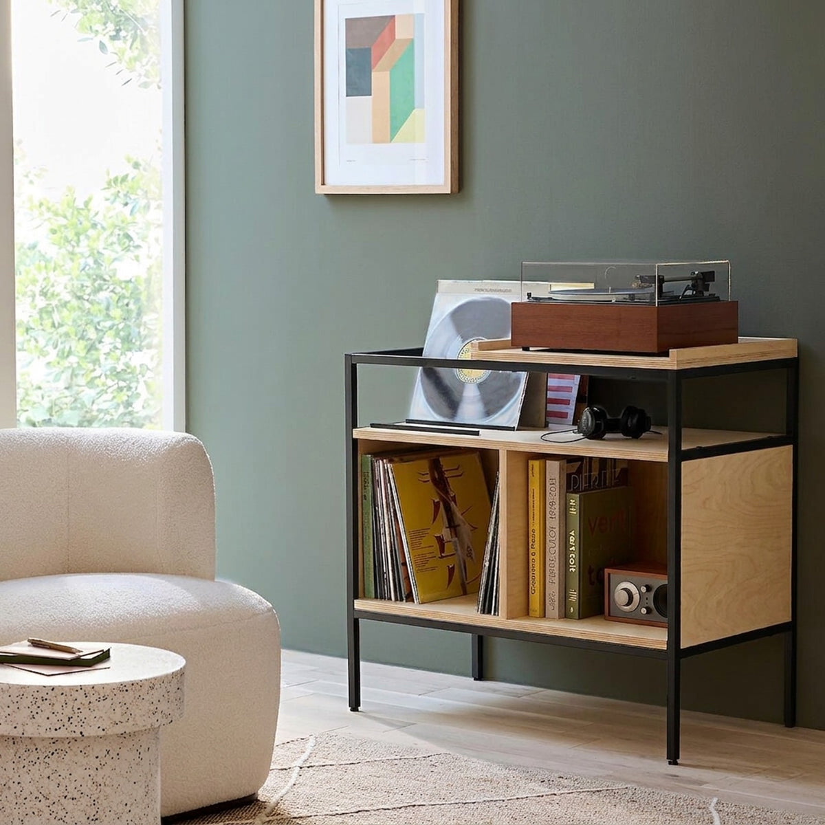 Mueble para vinilos 87 Kallfü en plywood de abedul MIMA y metal negro, con tornamesa y discos en un living