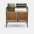 Mueble para vinilos 87 Kallfü en plywood de abedul MIMA, de frente con la tornamesa arriba y los discos en el cajón