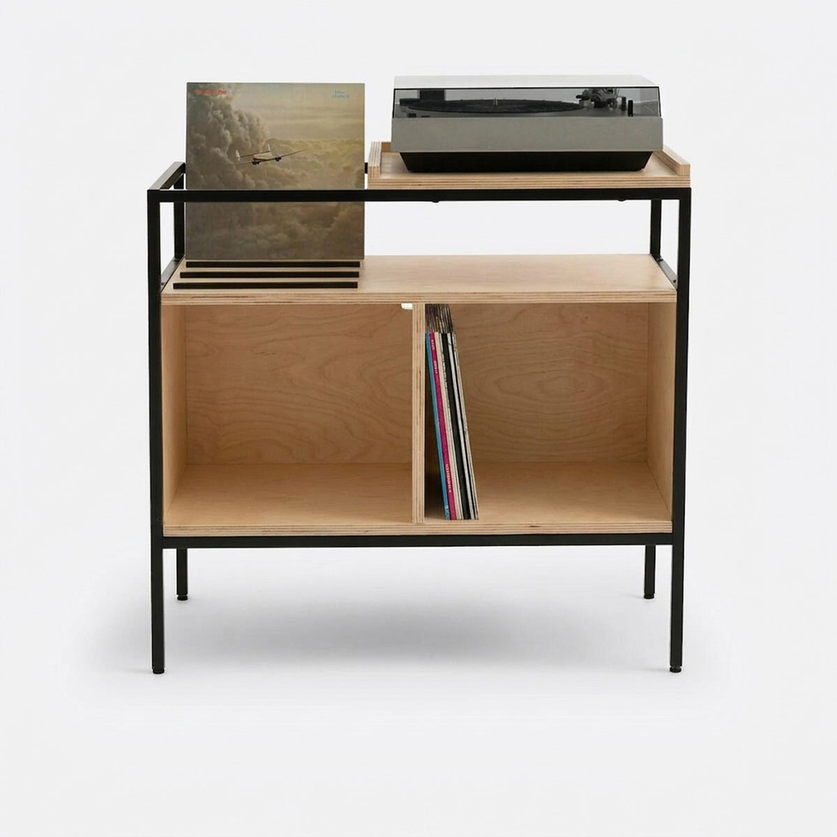 Mueble para vinilos 87 Kallfü en plywood de abedul MIMA, de frente con la tornamesa arriba y los discos en el cajón