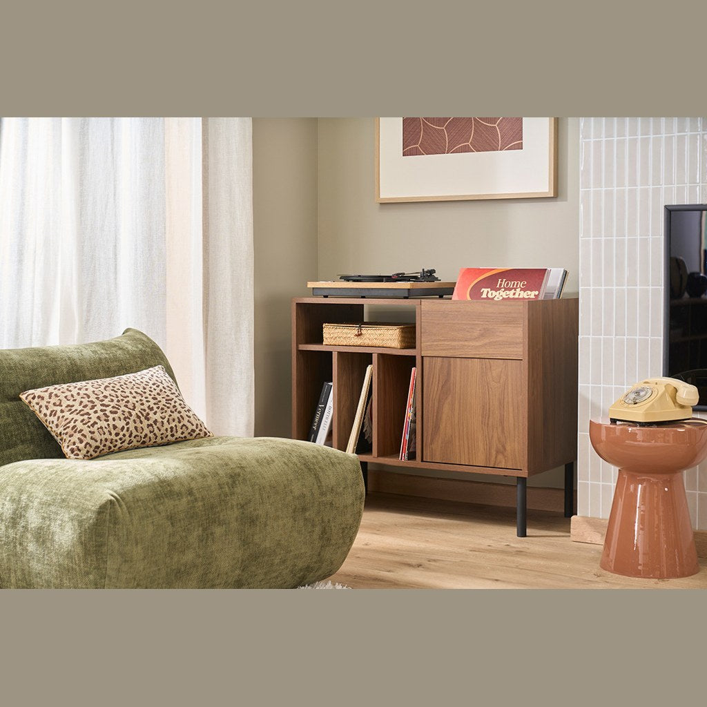 Mueble Vinilos Kane Kallfü 90 cm, tono TOFFEE, 90x45x75 cm — en el living