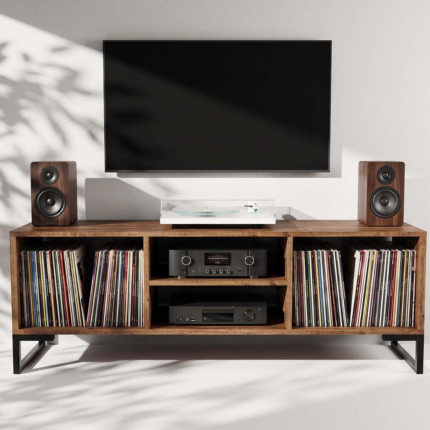 Mueble Vinilos y TV Fusion 140 Kallfü bajo una pantalla en el muro, con parlantes y tornamesa encima
