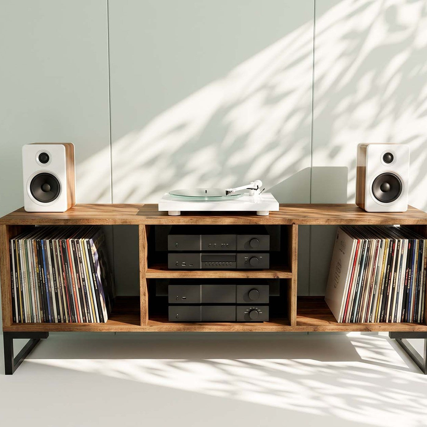 Mueble Vinilos y TV Fusion 140 Kallfü en un living con muro verde, tornamesa y colección de discos