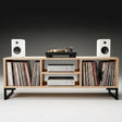 Mueble Vinilos y TV Fusion 140 Kallfü en madera MIMA y patas de metal negro, con discos y equipo de audio