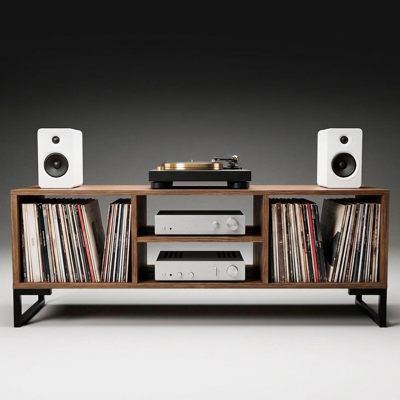 Mueble Vinilos y TV Fusion 140 Kallfü en madera TOFFEE y patas de metal negro, con discos y equipo de audio