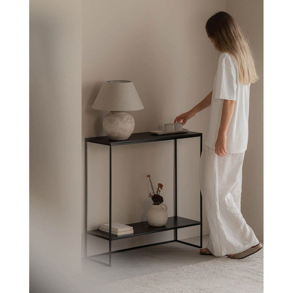 Recibidor Petra Kallfü en hall con lámpara — consola de porcelánico Marquina y metal negro