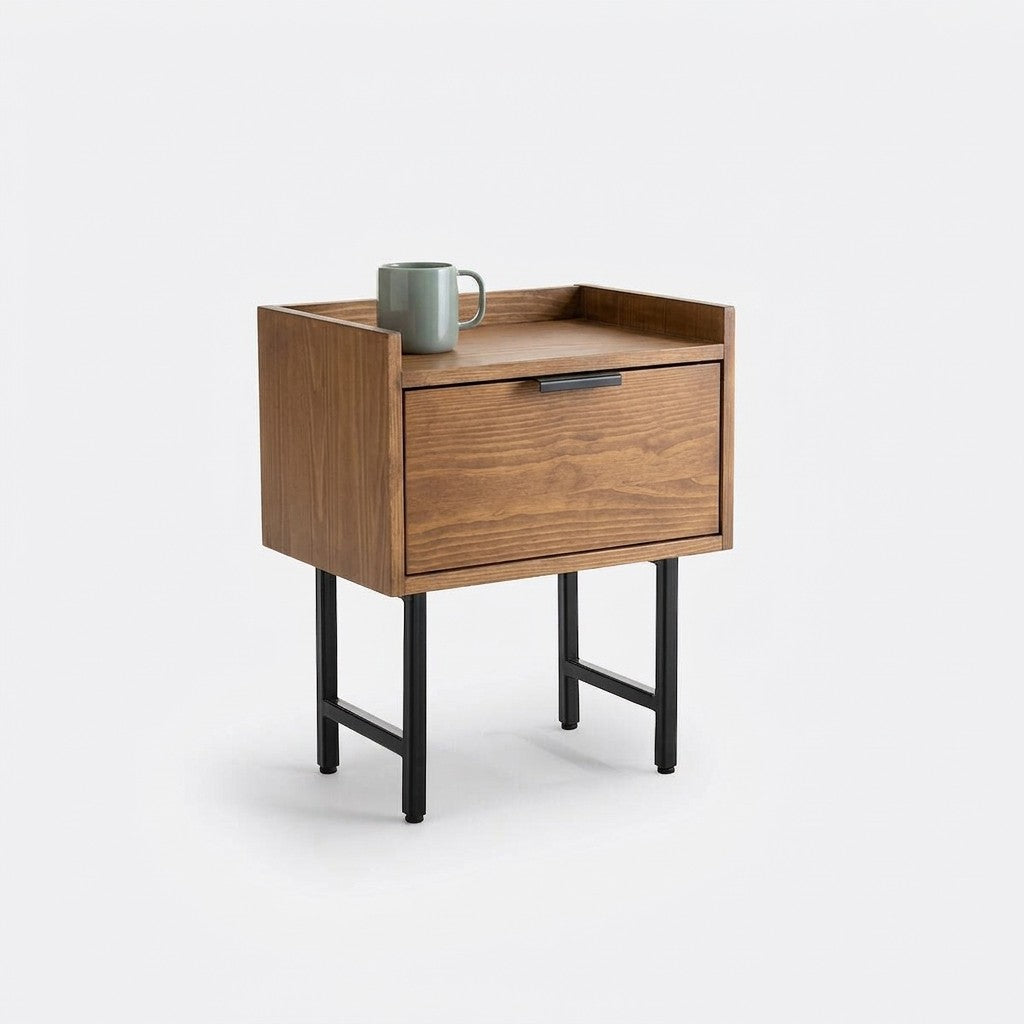 Velador Volga 43 Kallfü con cajón, madera TOFFEE y patas de metal negro, 43x30x52 cm — vista tres cuartos