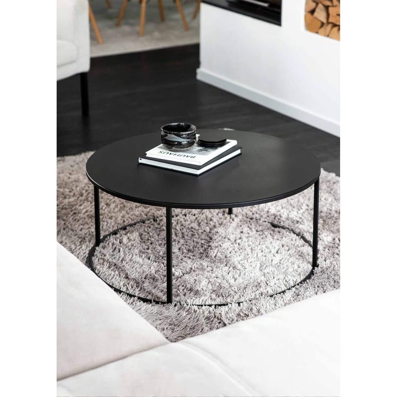 Mesa de centro METAL BLACK en un living moderno, ideal para complementar espacios con estilo industrial.