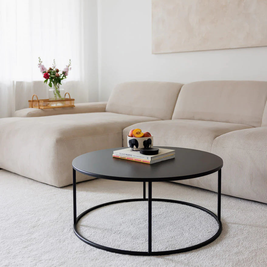 Mesa de centro minimalista en acero negro, perfecta para decoración contemporánea y funcional