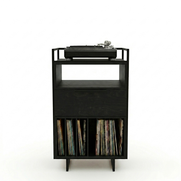 Mueble para vinilos en madera teñida negra visto de frente, con tocadiscos, cajón y discos abajo