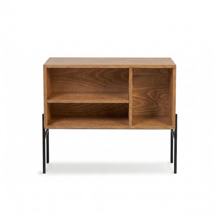 Mueble para vinilos de frente con cuerpo de madera en tono nogal y patas de acero negro, sobre fondo blanco