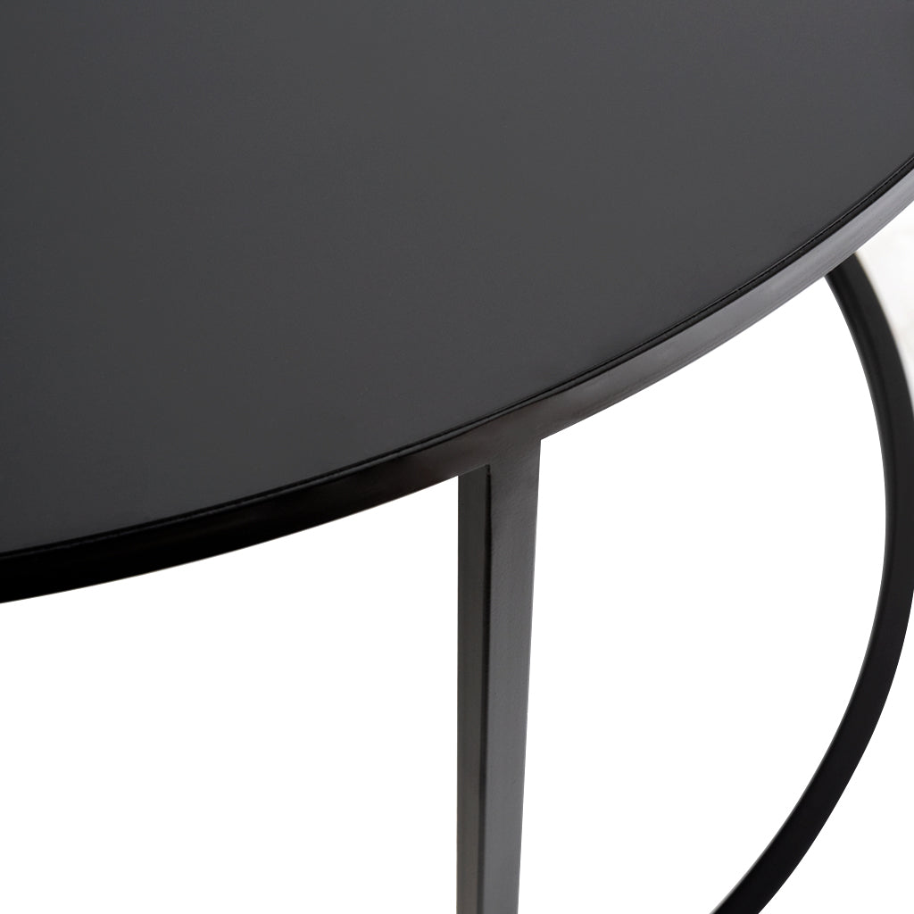 Uso de la mesa de centro METAL BLACK en un living con muebles minimalistas y tonos neutros.