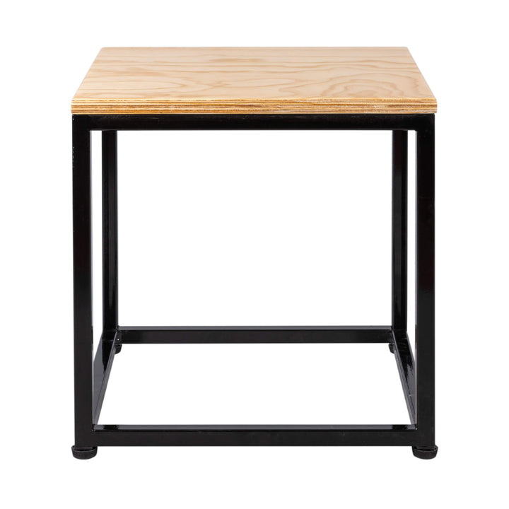 Mesa lateral cubo con estructura de acero negro y cubierta de plywood de abedul natural, vista de frente